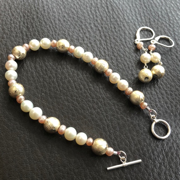 Gorgeous Pearl Bracelet & Earrings custom-made set - Picture 1 of 6